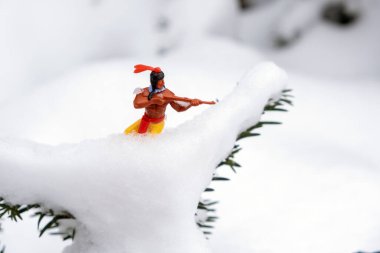 Küçük plastik oyuncaklara yakın plan. Karda Amerikan yerlisi.