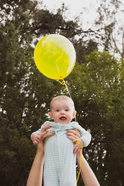 Lycklig Baby Med Gul Ballong Hålls Högt Luften Sin Mamma — Stockfoto