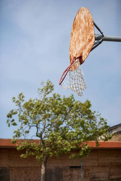 Закрыть Заброшенную Старую Баскетбольную Площадку — стоковое фото