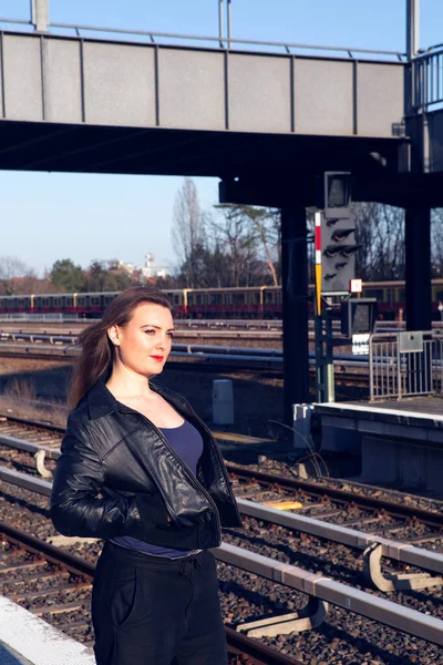 Jovem Mulher Jaqueta Couro Esperando Plataforma Estação Trem — Fotografia de Stock