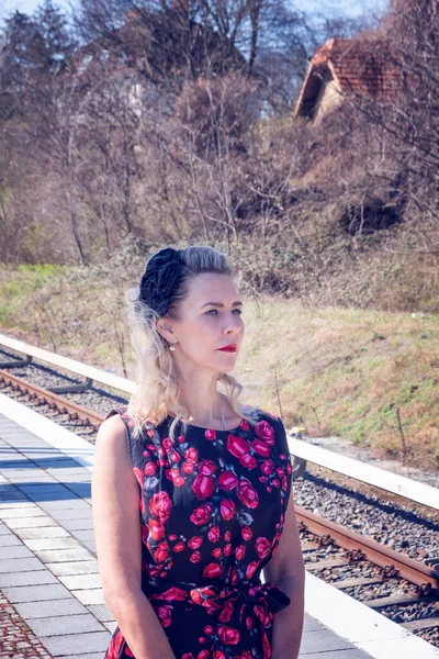 Mujer Rubia Vestido Rojo Esperando Estación Tren —  Fotos de Stock