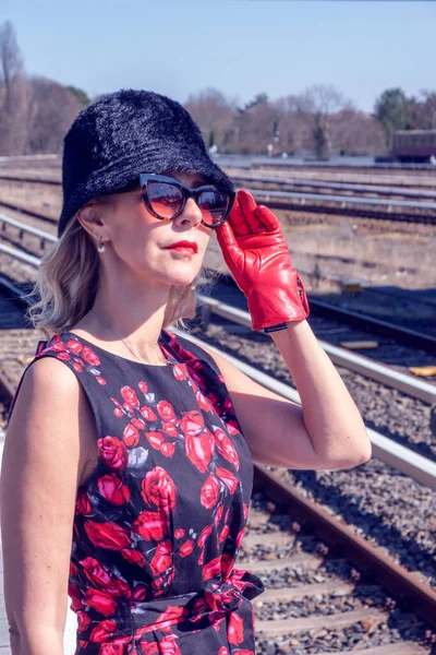 Tren Istasyonunda Bekleyen Kırmızı Elbiseli Güneş Gözlüklü Sarışın Kadın — Stok fotoğraf