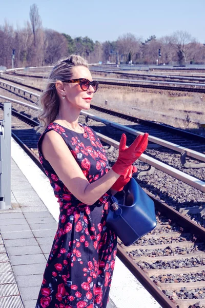 Mulher Loira Elegante Vestido Vermelho Esperando Plataforma Estação Trem — Fotografia de Stock