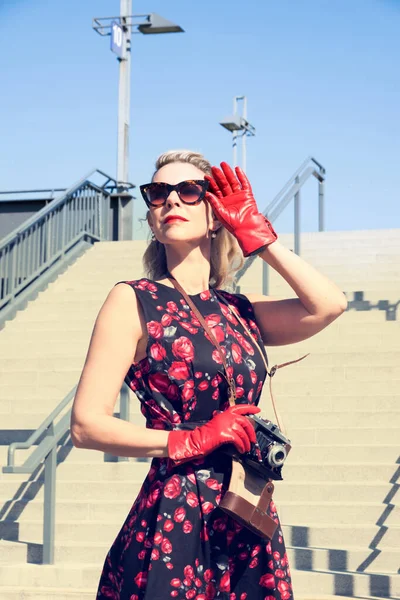 Mulher Loira Elegante Vestido Vermelho Com Câmera Vintage Fora — Fotografia de Stock