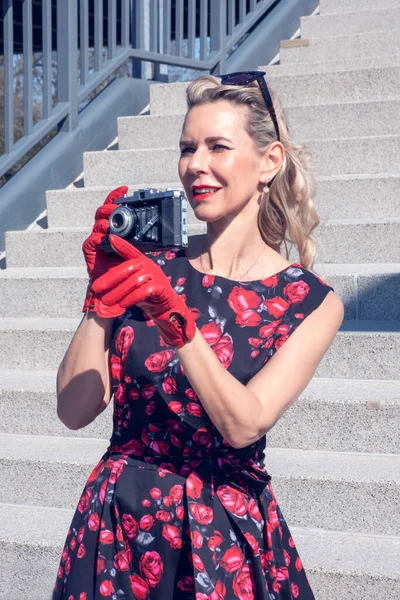 Mulher Loira Elegante Vestido Vermelho Com Câmera Vintage Fora — Fotografia de Stock