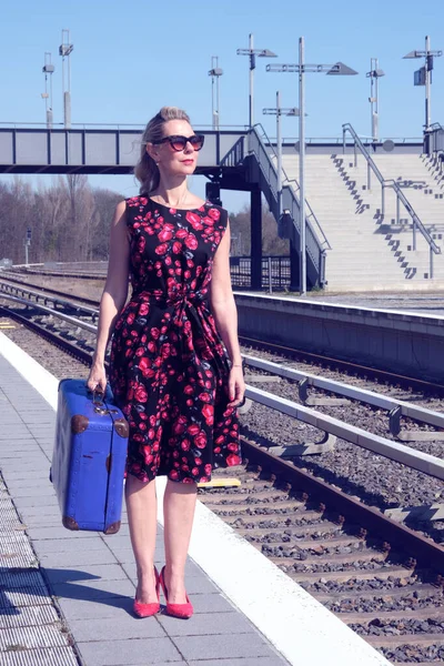Elegancka Blondynka Czerwonej Sukience Czeka Peronie Dworcu Kolejowym — Zdjęcie stockowe
