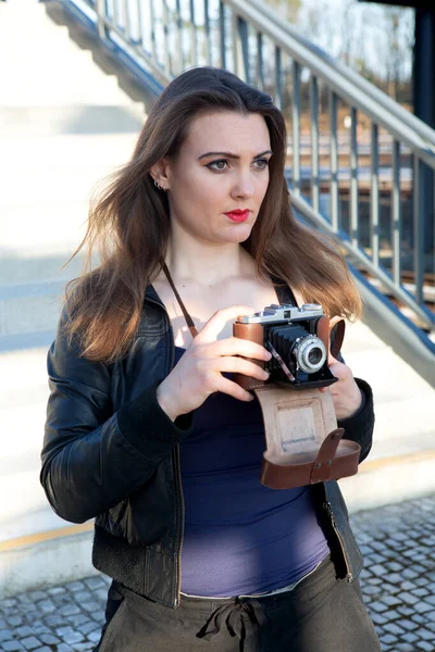 Jovem Mulher Jaqueta Couro Com Câmera Vintage Estação Trem — Fotografia de Stock