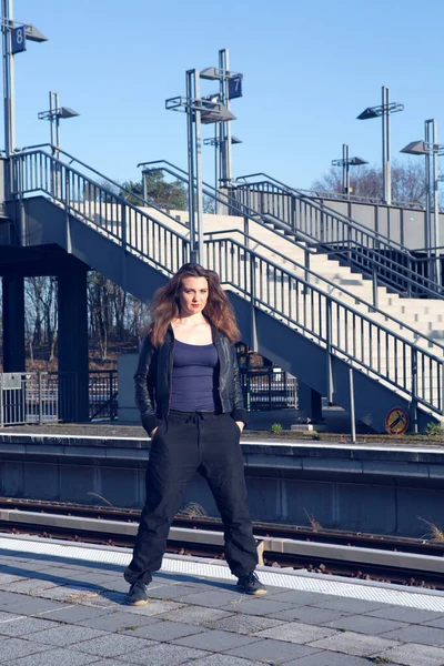 Deri Ceketli Genç Bayan Tren Istasyonunda Bekliyor — Stok fotoğraf