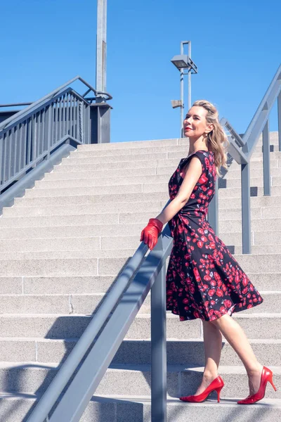 Mulher Loira Vestido Vermelho Degraus Escada Desfrutar Sol — Fotografia de Stock