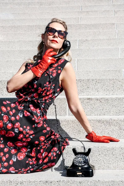 Mulher Loira Elegante Vestido Vermelho Sentado Degraus Escadas Com Telefone — Fotografia de Stock