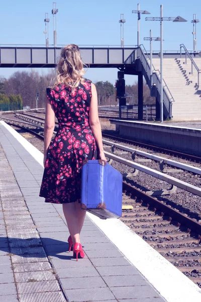 Dos Blonde Femme Robe Rouge Marchant Gare — Photo