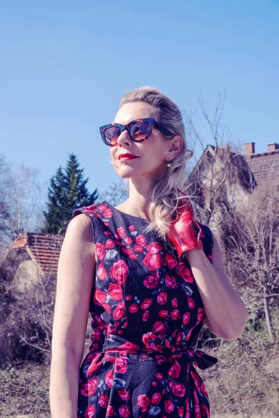 Retrato Mulher Loira Vestido Vermelho Óculos Sol Desfrutando Sol — Fotografia de Stock