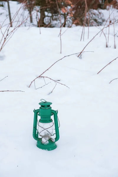 Zbliżenie Starej Zielonej Lampy Gazowej Leżącej Śniegu — Zdjęcie stockowe
