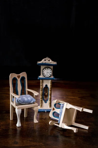 Primer Plano Los Pequeños Muebles Casa Muñecas Dos Sillas Reloj — Foto de Stock