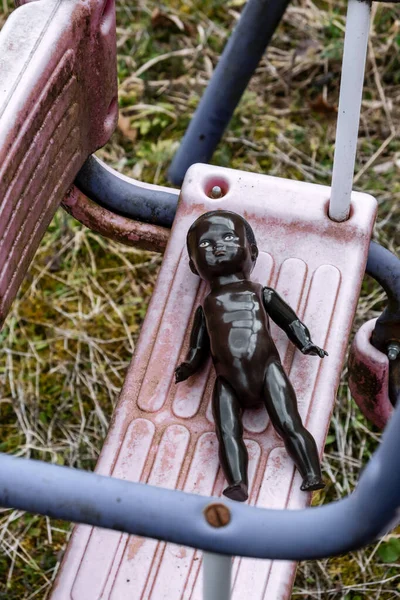 Крупным Планом Черной Куклы Лежащей Качелях Заброшенной Детской Площадке — стоковое фото