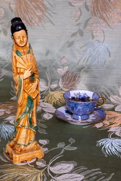 Натюрморт Чашки Чаю Азіатської Скульптури Жінки Квітковому Тлі — стокове фото