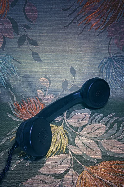 Κοντινό Πλάνο Του Παλιού Μαύρου Vintage Τηλεφωνικού Δέκτη Λουλουδάτο Φόντο — Φωτογραφία Αρχείου
