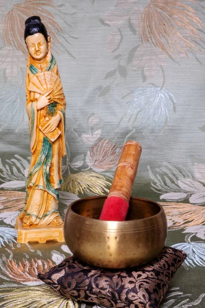 Натюрморт Звукової Чаші Старої Скульптури Азіатської Жінки Квітковому Тлі — стокове фото