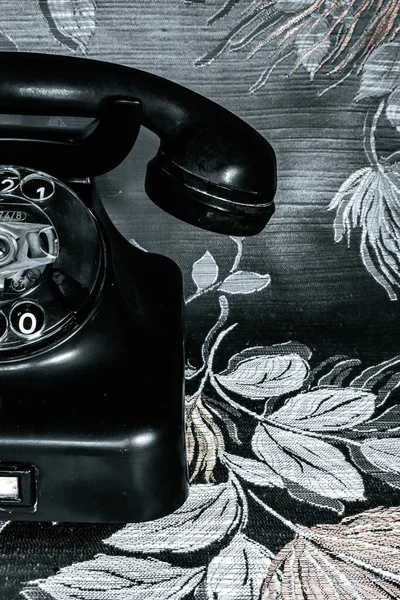 Close Telefone Antigo Vintage Preto Fundo Florido — Fotografia de Stock