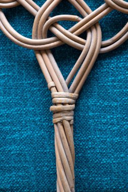 Mavi halıda duran halı çırpıcısının detaylı görüntüsü.