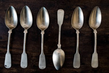 6 kaşık masada yatarken, biri tam tersini söylüyor.