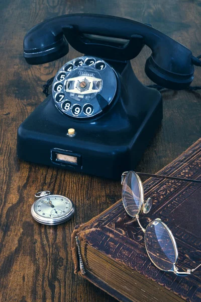 Vida Imóvel Telefone Velho Relógio Bolso Livro Óculos Mesa Madeira — Fotografia de Stock