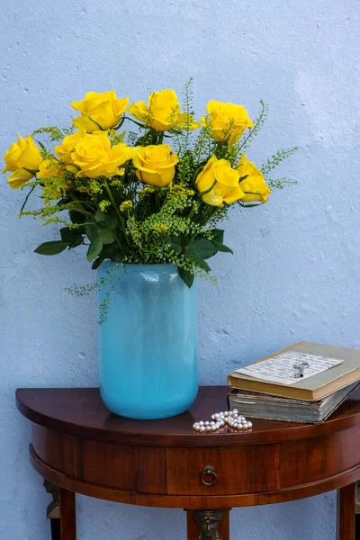 Nature Morte Vase Bleu Avec Des Roses Jaunes Perles Livres — Photo