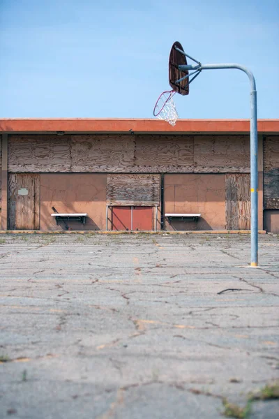 Boarded Building Abandoned Old Basketball Court — Stock Photo, Image