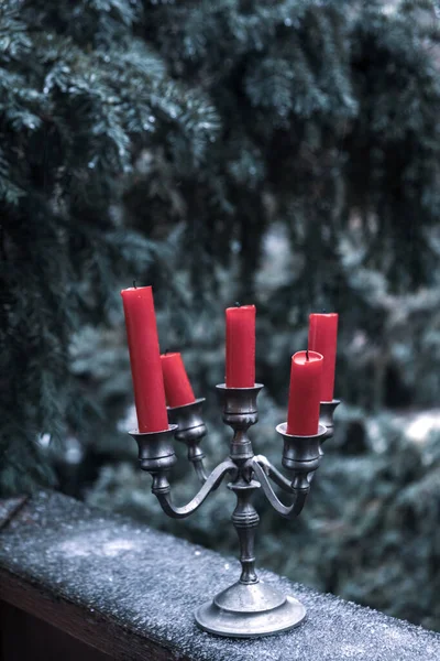 Латунні Канделябри Ятьма Червоними Свічками Стоять Льоду Зовні Взимку — стокове фото