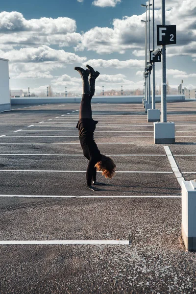 Joven Morena Mujer Haciendo Handstand Vacío Estacionamiento Aire Libre — Foto de Stock