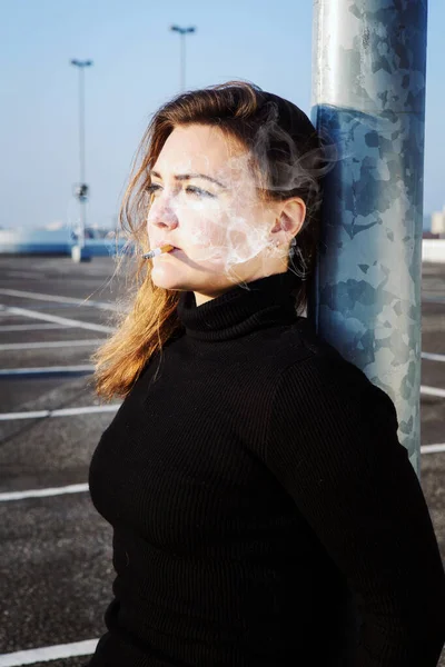 Retrato Una Joven Morena Fumando Cigarrillo Aire Libre Una Terraza —  Fotos de Stock