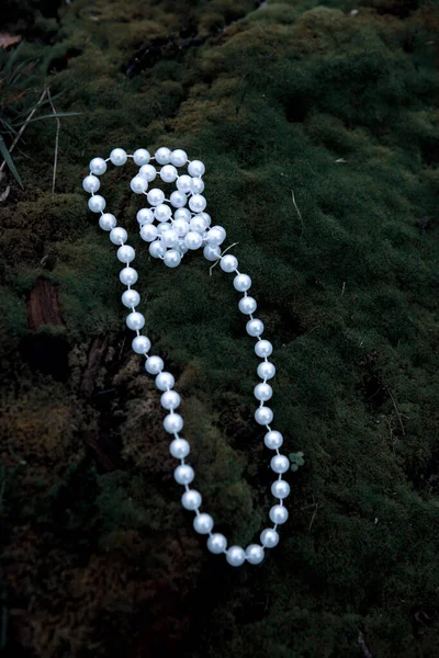 Close White Pearl Necklace Green Moss Outdoors — Stock Photo, Image