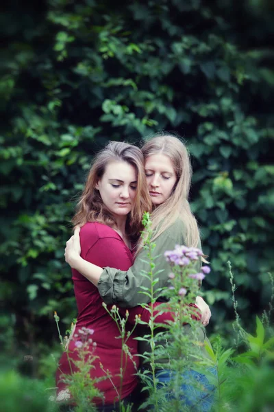 Due Belle Giovani Donne Che Stanno All Aperto Abbracciano — Foto Stock