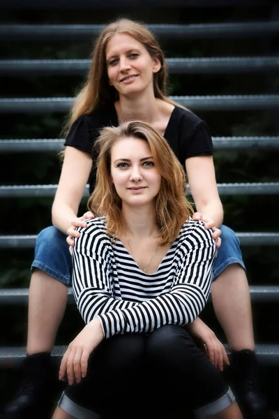 Porträtt Två Vackra Unga Kvinnor Som Sitter Utanför Trappor — Stockfoto