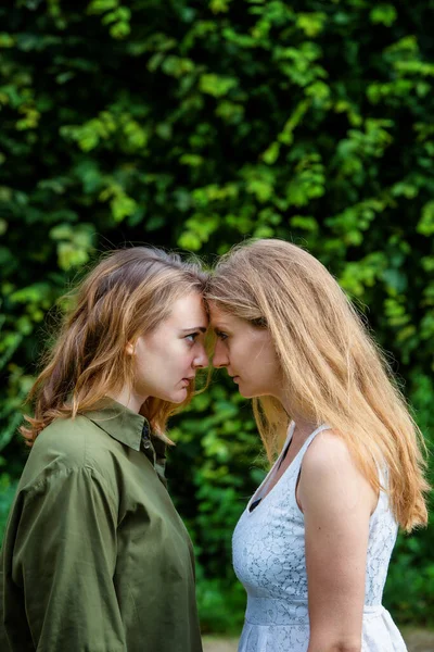 Två Vackra Unga Kvinnor Som Står Utomhus Och Tittar Varandra — Stockfoto