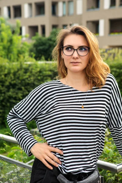 Porträtt Brunett Ung Kvinna Med Glasögon Står Park — Stockfoto