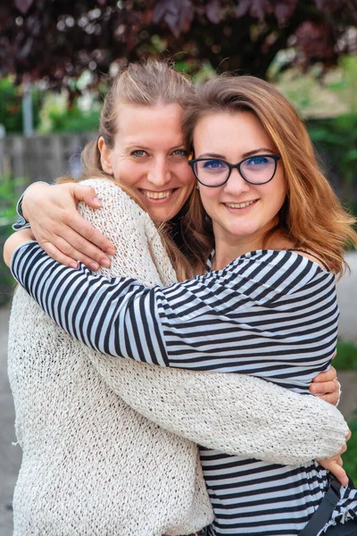 Portret Van Twee Jonge Vrouw Knuffelen Glimlachen Buiten — Stockfoto