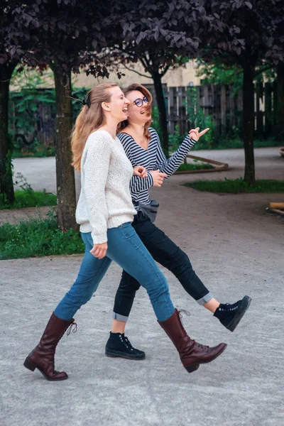 Dwie Piękne Młode Kobiety Spacerujące Zewnątrz Śmiejące Się — Zdjęcie stockowe