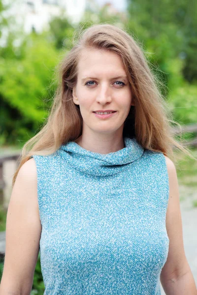 Porträtt Vacker Ung Blond Kvinna Som Står Utanför Och Ler — Stockfoto