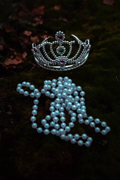 Close Crown Pearls Lying Dark Green Moss — Stock Photo, Image