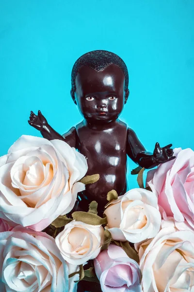 Muñeca Negra Con Ramo Flores Sobre Fondo Azul — Foto de Stock
