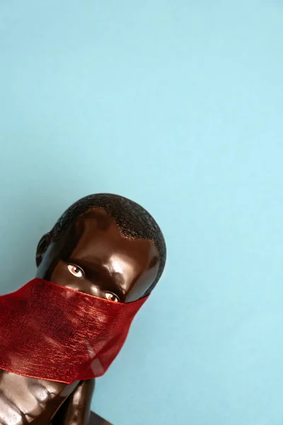 Muñeca Negra Cubierta Con Una Cinta Roja Acostada Sobre Fondo — Foto de Stock