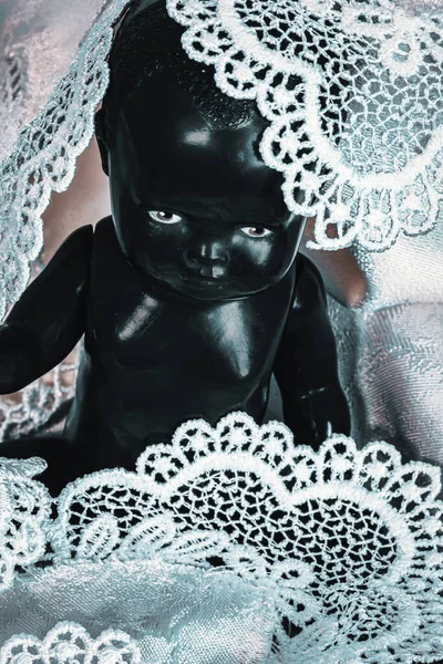 Κοντινό Πλάνο Της Μαύρης Κούκλας Καλυμμένη Λευκή Δαντέλα — Φωτογραφία Αρχείου