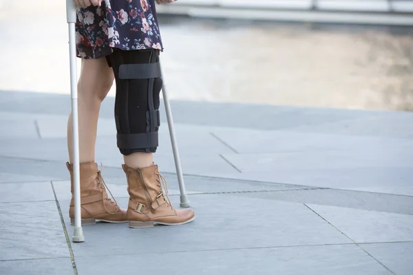 Primer plano de la mujer con muletas — Foto de Stock