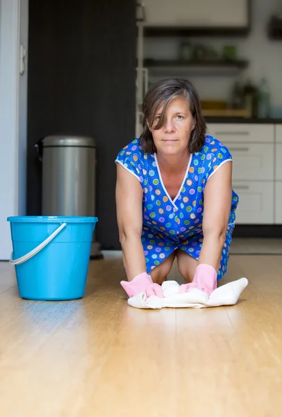 Frau schrubbt den Boden — Stockfoto