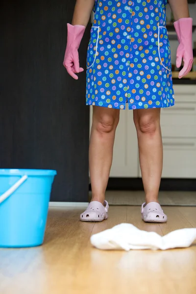 Donna delle pulizie in cucina — Foto Stock