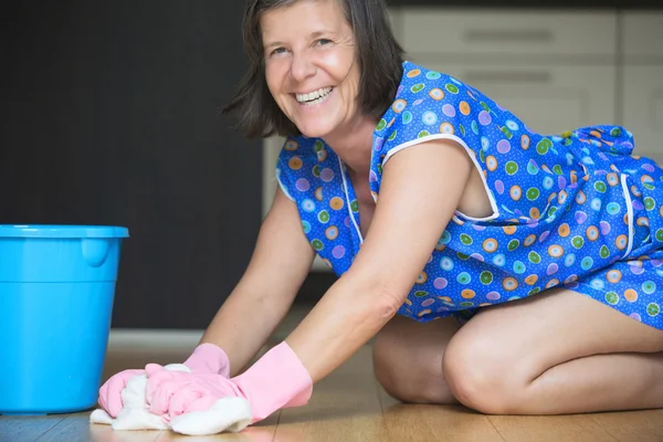 Frau schrubbt den Boden — Stockfoto