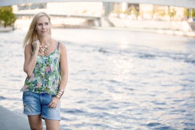 Nehrin önünde duran kadın