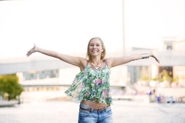 mutlu sarışın kadın