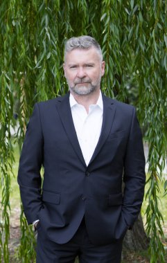 işadamı bir parkta